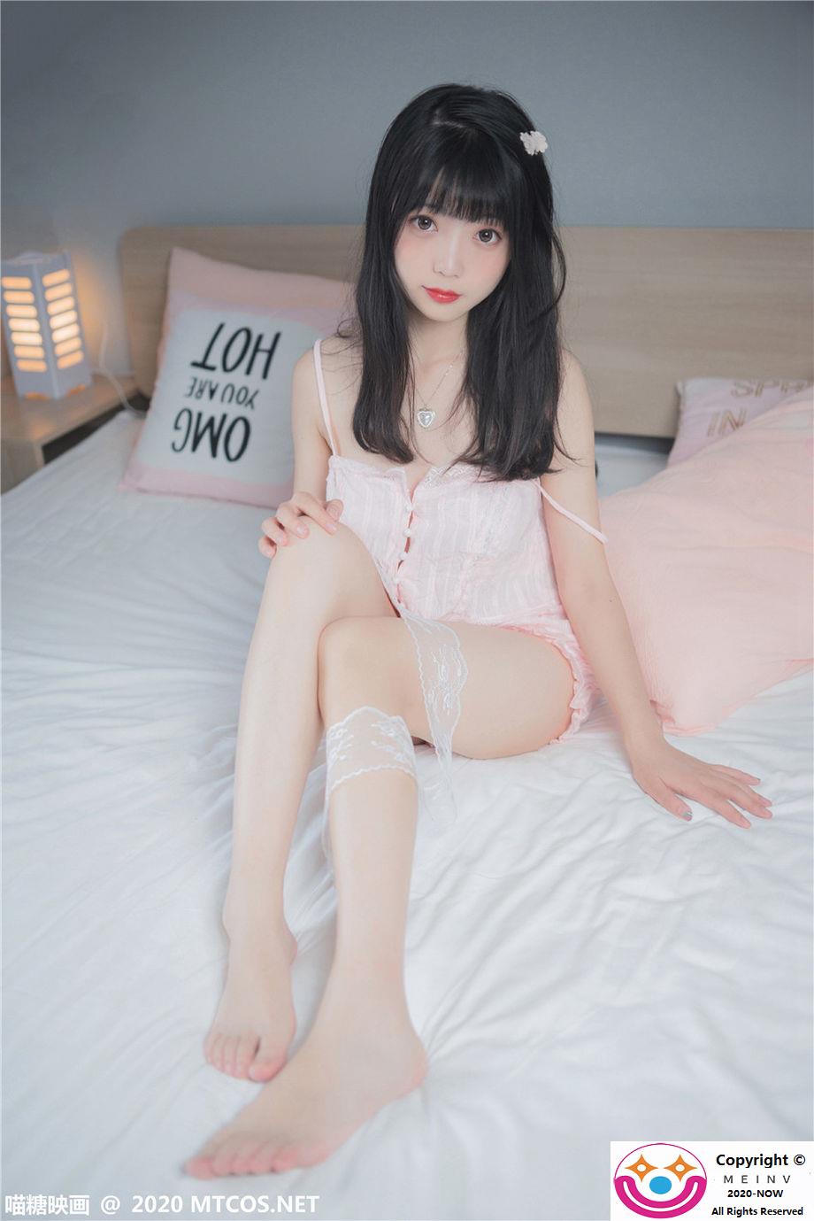 清纯小美女粉色吊带睡衣修长美腿性感写真